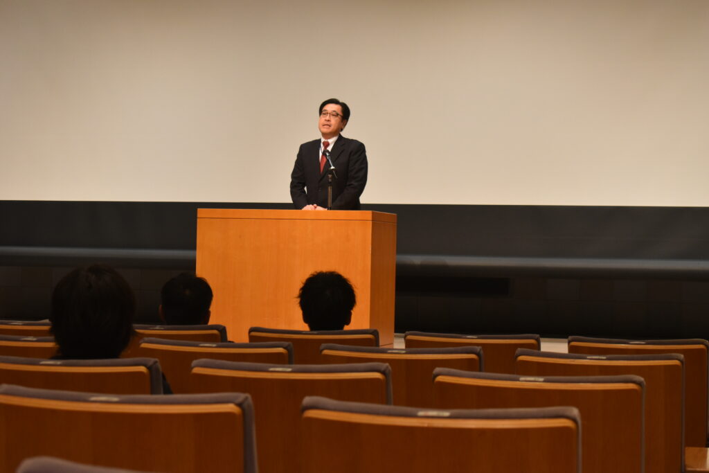 畑山栄介様の来賓祝辞の様子