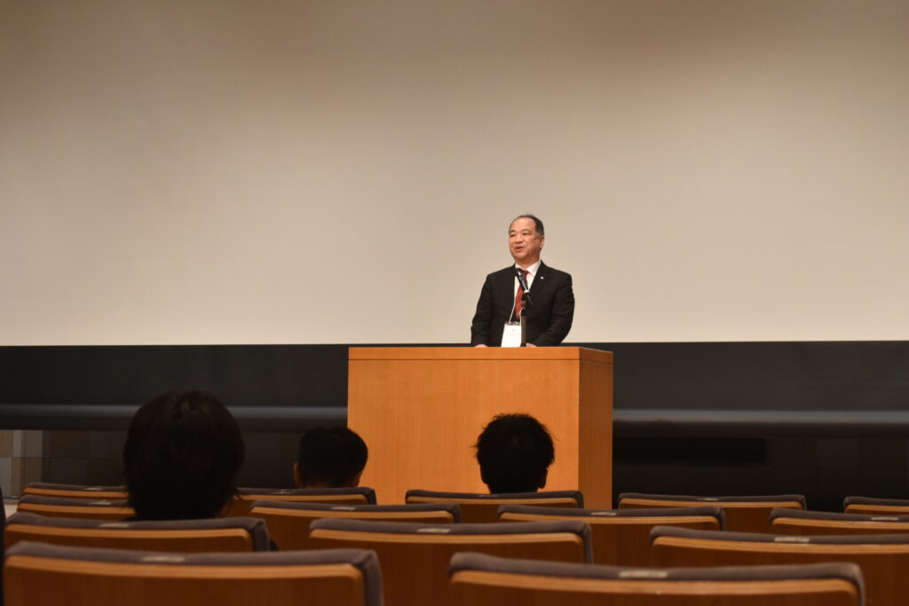 髙田浩輝様の来賓祝辞の様子